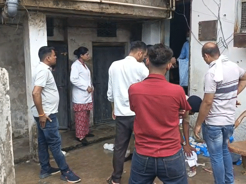 शनिवार को फोरेंसिक टीम जांच के लिए दोबारा घर पहुंची।