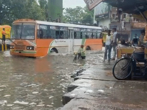 गोरखपुर में सड़कों पर लोगों के कमर तक पानी भर गया।