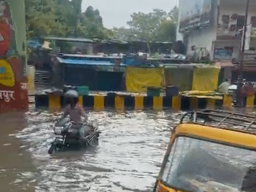 सड़कों पर भारी जलभराव के बीच कार और बाइक आधी डूब गईं। इंजन में पानी पहुंचने से गाड़ियां बंद हो गईं।