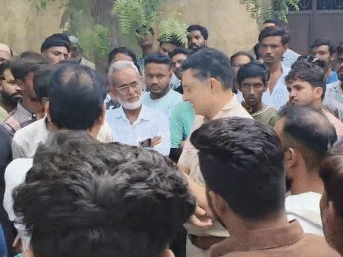 मौके पर सिटी थानाधिकारी आशुतोष पाण्डे, तहसीलदार सहित अन्य प्रशासनिक अधिकारी लगातार परिजनों से वार्ता करते रहे।