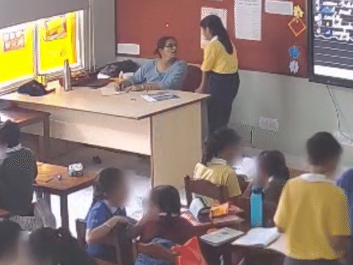 अमायरा को जब बच्चे परेशान कर रहे थे तो उसने अपनी क्लास टीचर से कई बार शिकायत की थी।