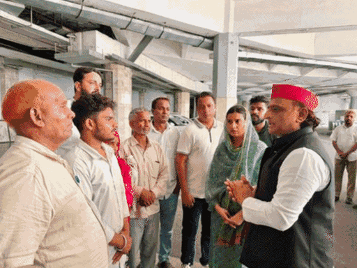 सपा प्रमुख अखिलेश यादव ने ललिता गौतम के परिवार से दिल्ली में मुलाकात की थी।