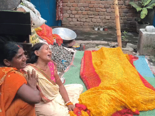 शव के पास बैठकर रोते-बिलखते परिजन।