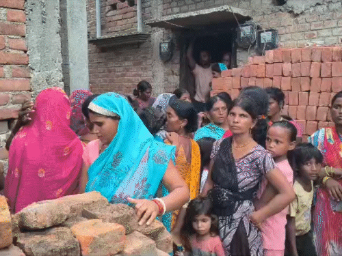 घटना की सूचना मिलने के बाद स्थानीय लोगों की भीड़ जुट गई।