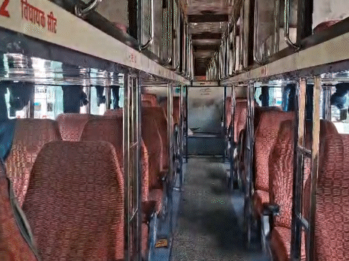 बस में छत पर निकास द्वार (रूफ हैच) भी नहीं बना हुआ था।