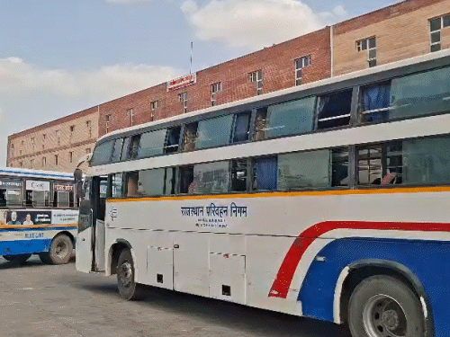 यह बस दिल्ली से जोधपुर रूट पर संचालित होती थी, जिसमें सुरक्षा के लिए इमरजेंसी एग्जिट भी नहीं दिया गया था।