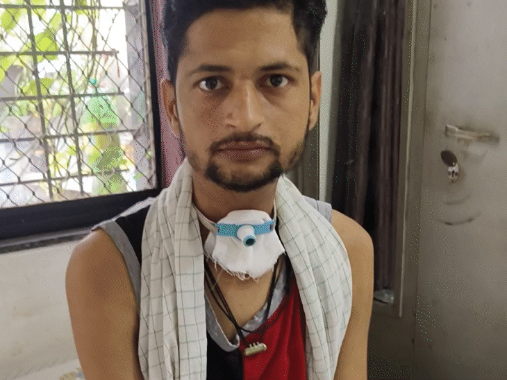 आकाश जाट को गले का कैंसर है. उनके इलाज का खर्च उनके दोस्त उठा रहे हैं.