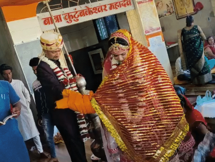प्रेम विवाह के बाद आकाश और साक्षी ने अपने परिवार की मौजूदगी में रीति-रिवाजों के साथ शादी की।