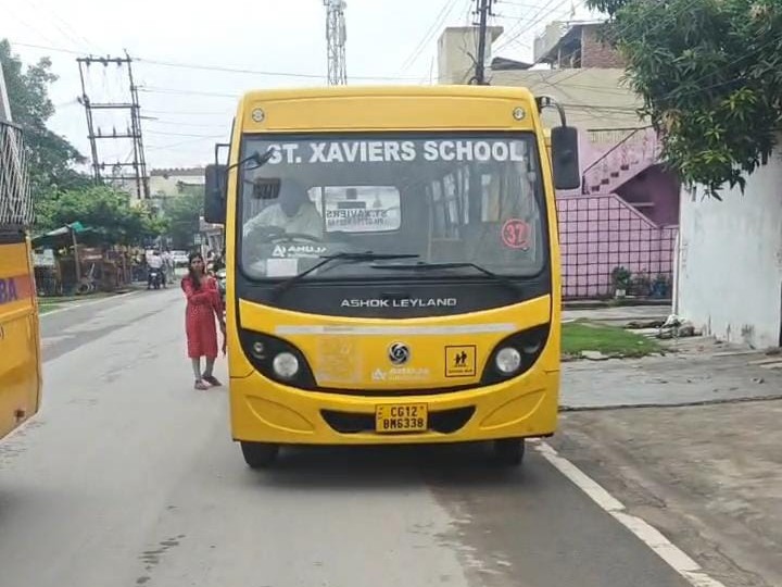 सेंट जेवियर स्कूल की बस, जिसने बुजुर्ग को टक्कर मारी।