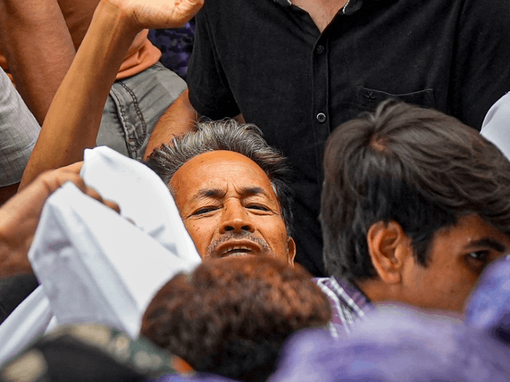 सोनम वांगचुक को सफदरजंग अस्पताल ले जाने के बाद अभिजीत दीपके भूख हड़ताल पर बैठे हैं। - Dainik Bhaskar