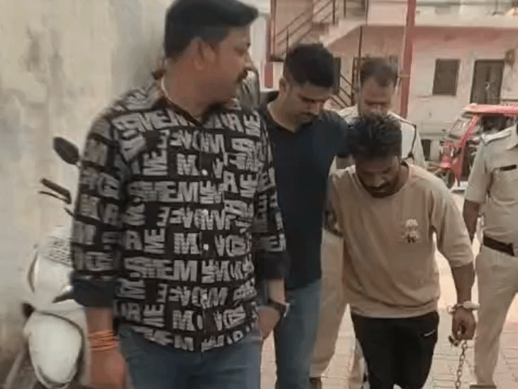 14 जुलाई को गिरफ्तारी के दौरान आरोपी एक पैर पर चल रहा था; दूसरे पैर पर प्लास्टर चढ़ा हुआ था।