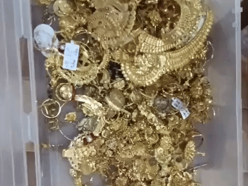 आरोपियों से बरामद किया गया सोना।