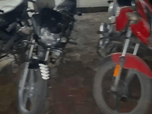 आरोपियों से बरामद की गईं बाइक।