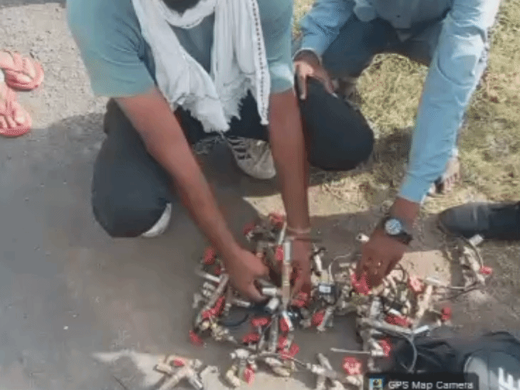 चोरी के वाल्व दिखाता युवक।