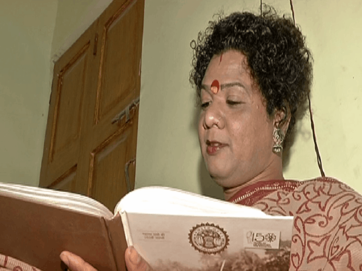 संजना, जो एमपी की पहली ट्रांसजेंडर सरकारी कर्मचारी थीं।