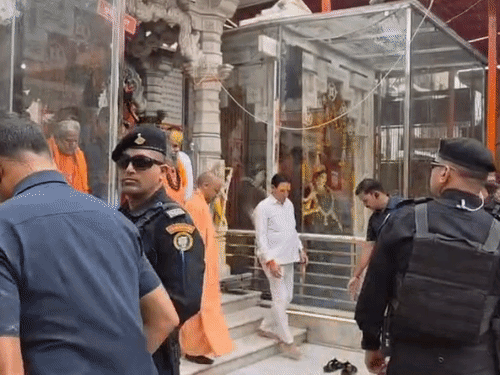 सीएम योगी ने गाजियाबाद में दूधेश्वर नाथ मंदिर में पूजा अर्चना की। मंदिर के महंत से मुलाकात की।
