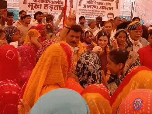 मांग पूरी होने के बाद पूर्व विधायक ने विक्ट्री साइन दिखाया।