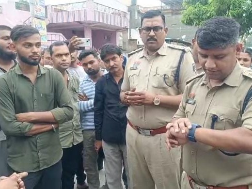 मुआवजे की बात मानने के बाद लोगों ने जाम हटाया।