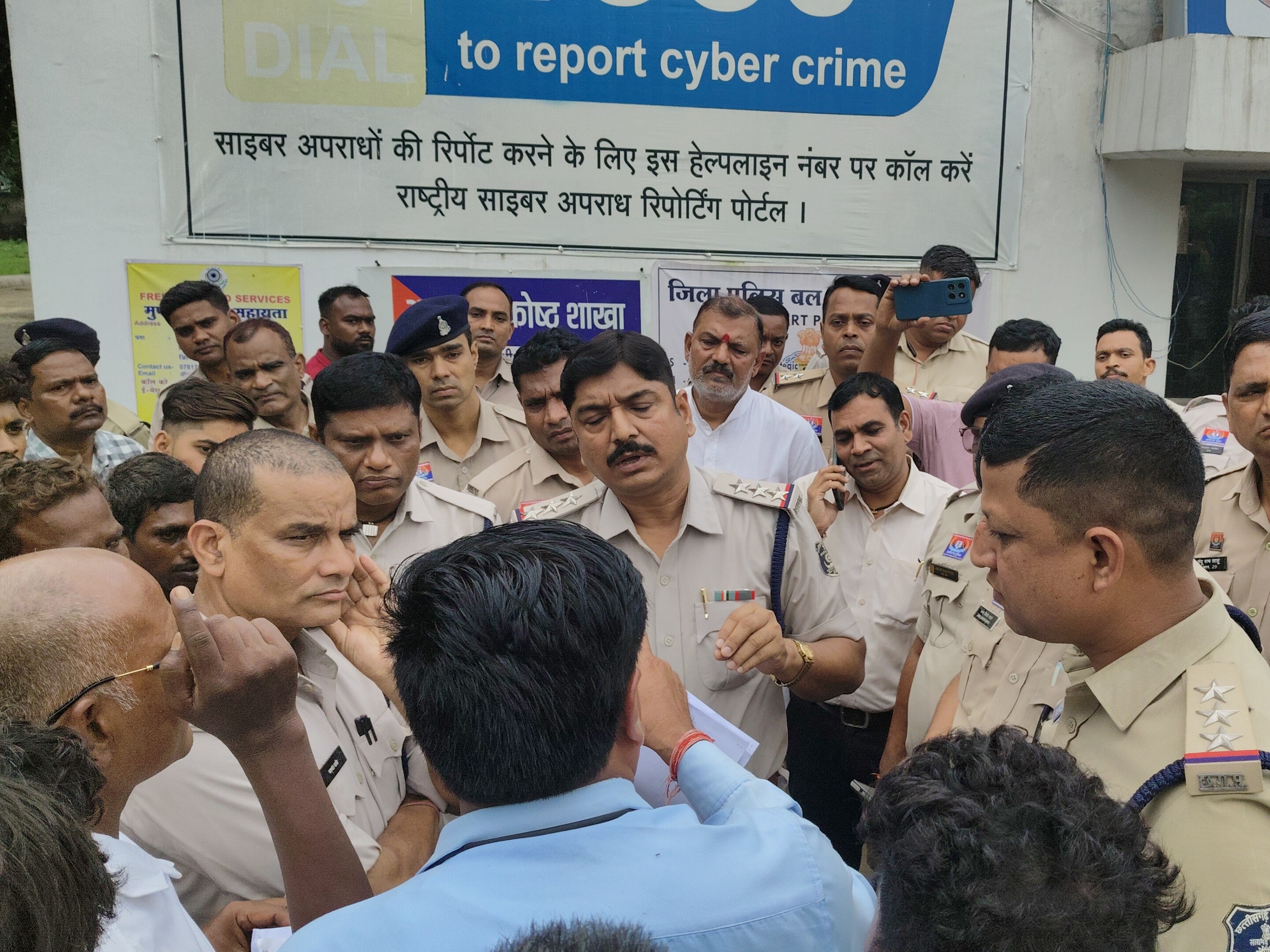 पुलिसवालों ने ग्रामीणों को समझाइश दी। इसके बाद ग्रामीण वहां से वापस गए।