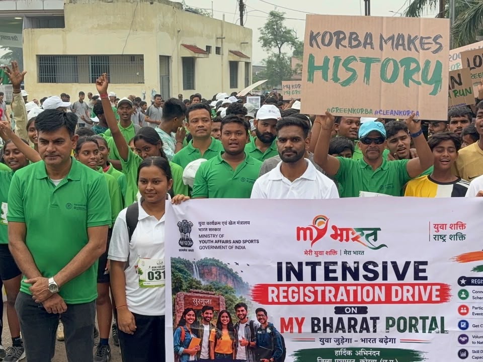 कोरबा में पर्यावरण को बचाने के लिए रैली में बड़ी संख्या में लोगों ने हिस्सा लिया।