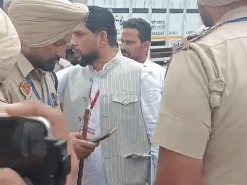 शीतल अंगुराल और डीएसपी के बीच तीखी बहसबाजी होते हुए।