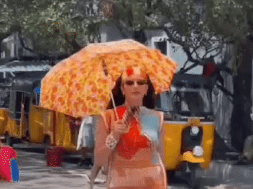 सपना चौधरी ने छाता लेकर वॉकिंग की ये रील भी शेयर की है।
