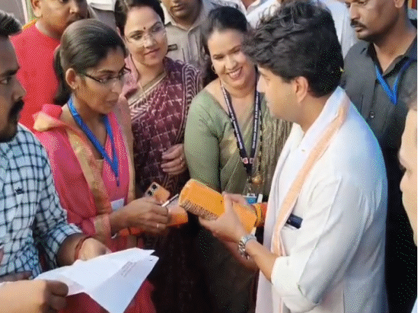 अशोकनगर में केंद्रीय मंत्री ज्योतिरादित्य सिंधिया ने अपनी पत्नी के लिए चूड़ियां खरीदी।