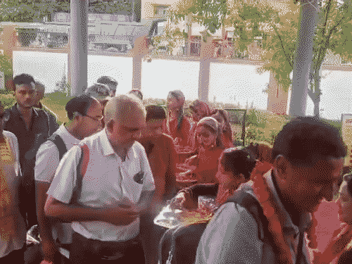 टनकपुर में कैलाश मानसरोवर यात्रा के पहले दल के श्रद्धालुओं का इस तरह तिलक लगाकर पारंपरिक स्वागत हुआ था।