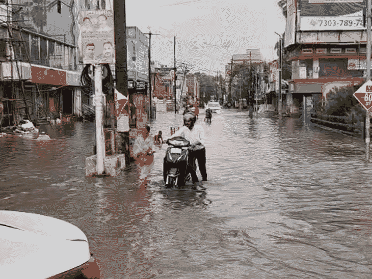 Gorakhpur Heavy Rain | Waterlogging Causes Traffic Jam & School Holiday