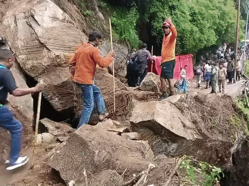 रुद्रप्रयाग में गौरीकुंड-चीड़बासा के बीच इस तरह गिरे बोल्डर।