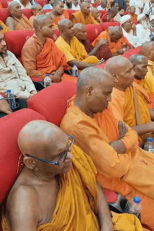 सम्मेलन में बड़ी संख्या में बौद्ध भिक्षु भी पहुंचे।