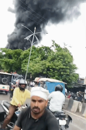 दो किलोमीटर दूर से दिख रहा धुएं का गुबार।