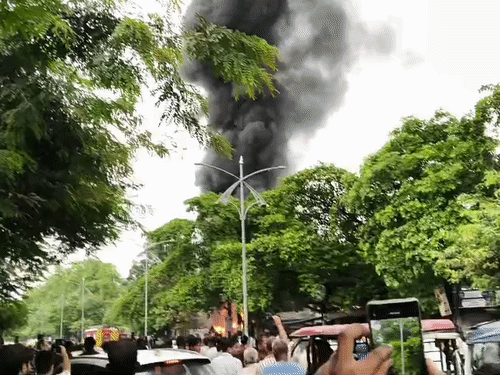 आग लगने के कारणों का पुलिस पता लगा रही है।