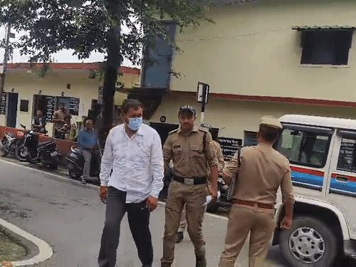 बीकेटीसी के पूर्व कर्मचारी राजेंद्र चौहान को जोशीमठ स्थित कोर्ट में पेश करती एसआईटी।