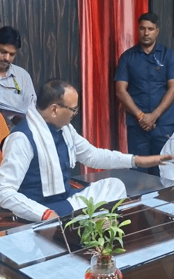निरीक्षण के बाद सीधे प्रमुख चिकित्सा अधीक्षक डॉ. ब्रजेश कुमार के चेंबर में पहुंचे।
