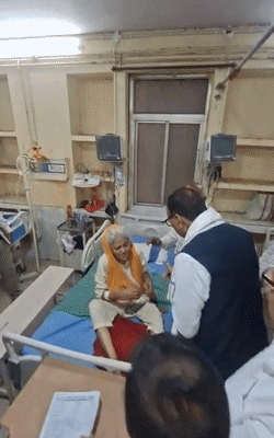 डिप्टी सीएम ब्रजेश पाठक ने अस्पताल में भर्ती एक बुजुर्ग महिला मरीज से बातचीत की।