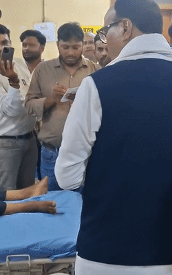 डिप्टी सीएम ब्रजेश पाठक ने मरीजों और तीमारदारों से सीधे बातचीत कर स्वास्थ्य सेवाओं और अस्पताल की व्यवस्थाओं का जायजा लिया।