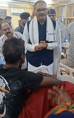 डिप्टी सीएम ब्रजेश पाठक करीब आधे घंटे तक अस्पताल में रहे।