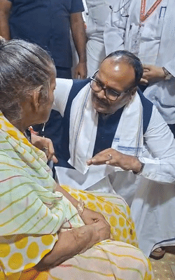 डिप्टी सीएम ब्रजेश पाठक बुजुर्ग महिला तारामुनि के पास जमीन पर बैठ गए। उससे हालचाल पूछा और पैर भी छुए।