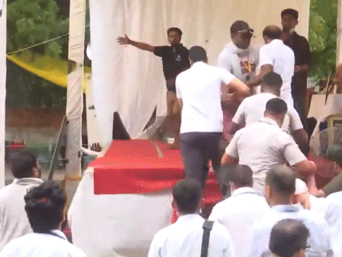 सोनम वांगचुक पेपर लीक मामले की जांच और शिक्षा मंत्री धर्मेंद्र प्रधान के इस्तीफे की मांग को लेकर जंतर-मंतर पर अनशन कर रहे थे। सिविल ड्रेस में आए पुलिसवालों ने उन्हें हटा दिया।