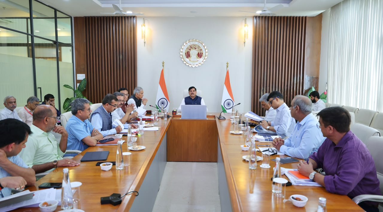 शनिवार को सीएम ने विधानसभा में लाए जाने वाले विधेयकों और प्रस्तावों को लेकर अधिकारियों के साथ बैठक की.
