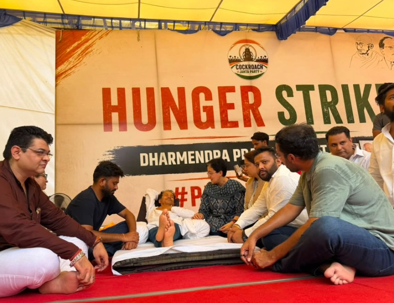 15 जुलाई को दिल्ली उच्च न्यायालय में एक जनहित याचिका दायर की गई थी जिसमें वांगचुक के स्वास्थ्य की निगरानी करने और उन्हें जबरन खिलाने के लिए न्यायिक हस्तक्षेप की मांग की गई थी। तब तक उनका वजन 8 किलो से ज्यादा कम हो चुका था।