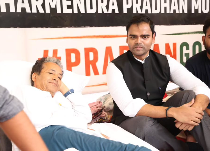14 जुलाई को समाजवादी पार्टी के सांसद पुष्पेंद्र सरोज वांगचुक से मिलने पहुंचे.