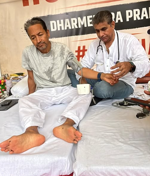 8 जुलाई तक सोनम वांगचुक का वजन 7 किलो कम हो गया था. इस बीच उनका ब्लड प्रेशर 103/68 रहा.