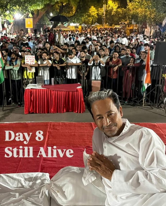 भूख हड़ताल के आठवें दिन 5 जुलाई को वांगचुक का वजन 6 किलो घटकर लगभग 60 किलो रह गया। उन्होंने सोशल मीडिया पर पोस्ट किया, "अभी भी जिंदा".