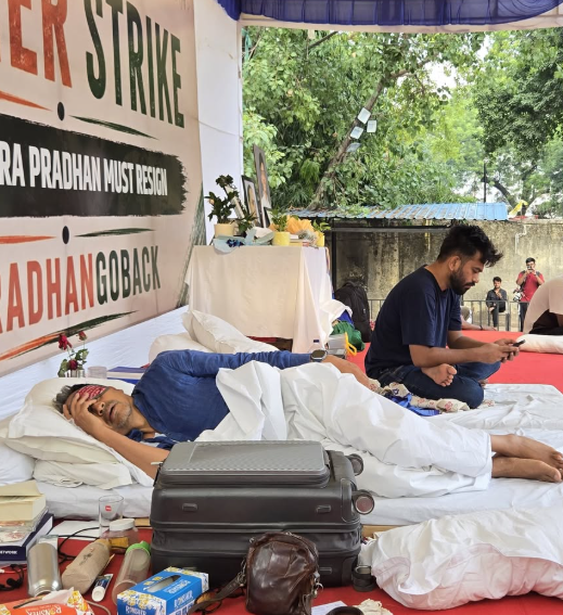 4 जुलाई को, भूख हड़ताल के सातवें दिन, वांगचुक दिल्ली की चिलचिलाती गर्मी के कारण कमजोर और थके हुए लग रहे थे।
