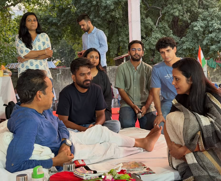 4 जुलाई को, भूख हड़ताल के सातवें दिन, वांगचुक दिल्ली की चिलचिलाती गर्मी के कारण कमजोर और थके हुए लग रहे थे।