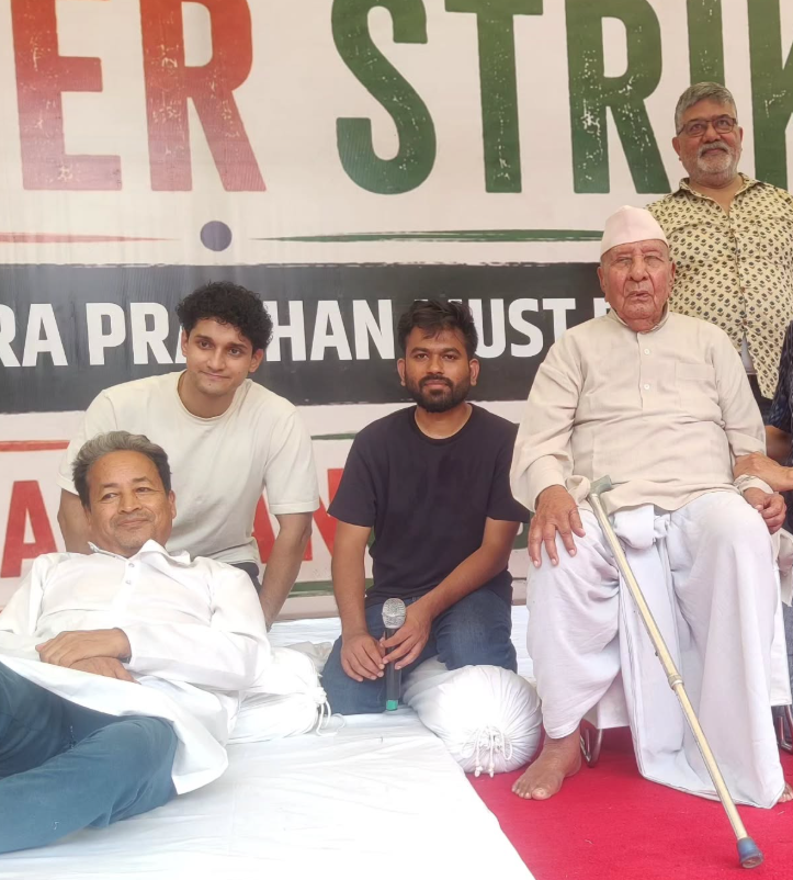 1 जुलाई को भूख हड़ताल के चौथे दिन 101 वर्षीय स्वतंत्रता सेनानी पंडित राम कृष्ण जंतर-मंतर पहुंचे.