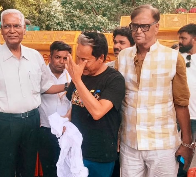 29 जून को भूख हड़ताल के दूसरे दिन सीपीआई (एम) नेता प्रकाश करात वांगचुक से मिलने पहुंचे.