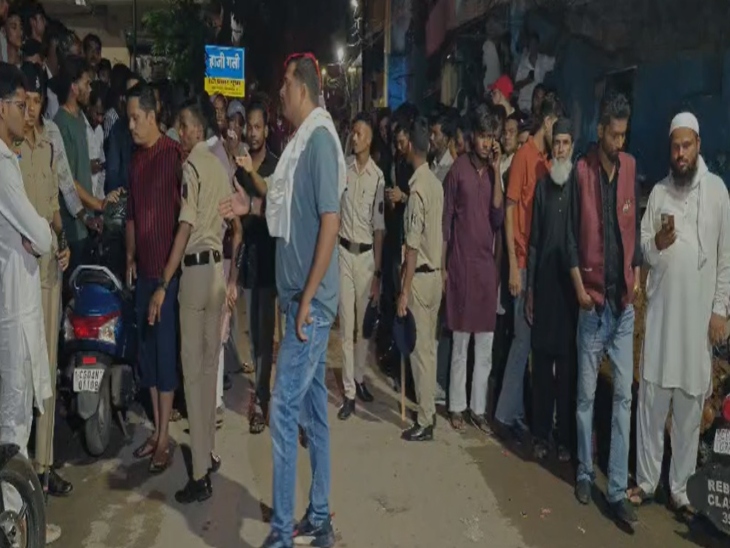 घटना की जानकारी होने पर मोहल्ले के लोग बडी संख्या में इकट्ठा हो गए।